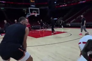 🤣狄龙重回火箭主场，上来就和火箭熊干了一架！